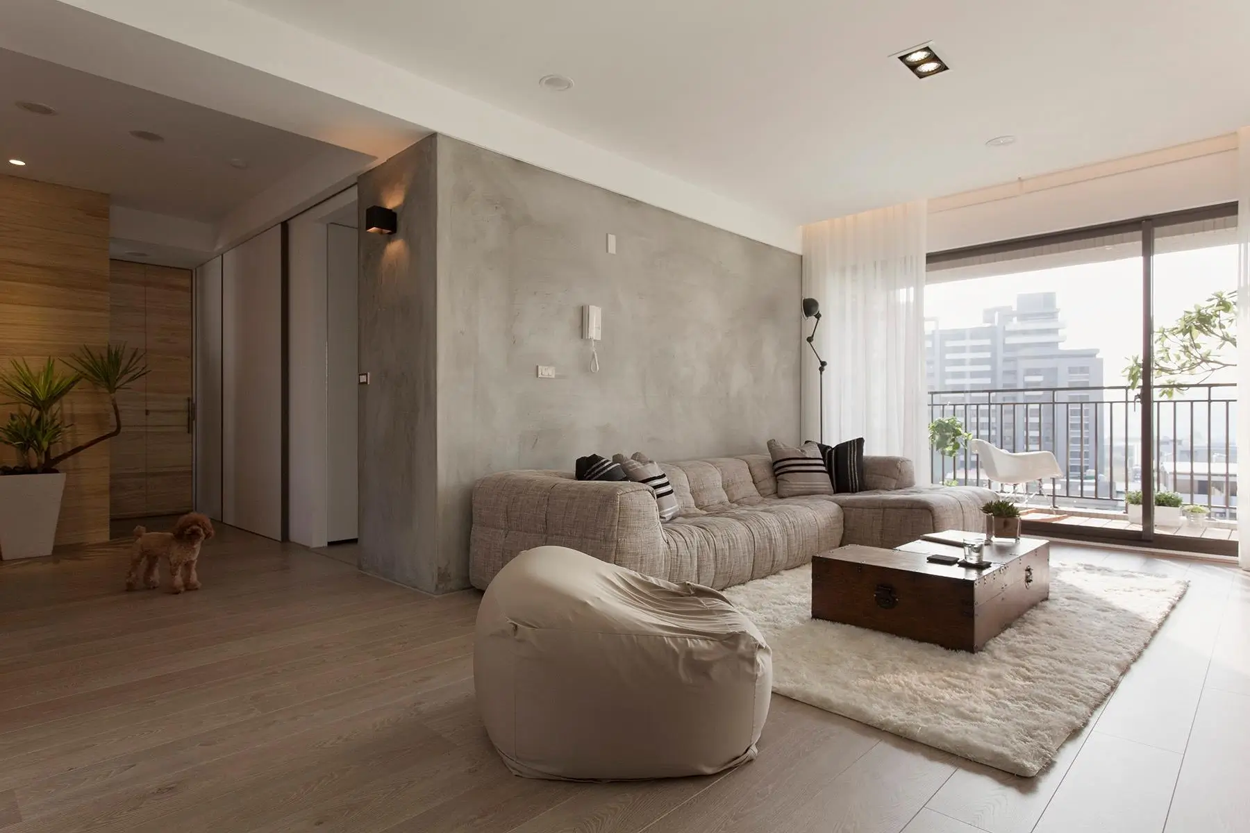 Vách ốp tường làm từ tấm xi măng Duraflex 2x tạo nên vẻ đẹp giản dị và sang trọng cho phòng khách