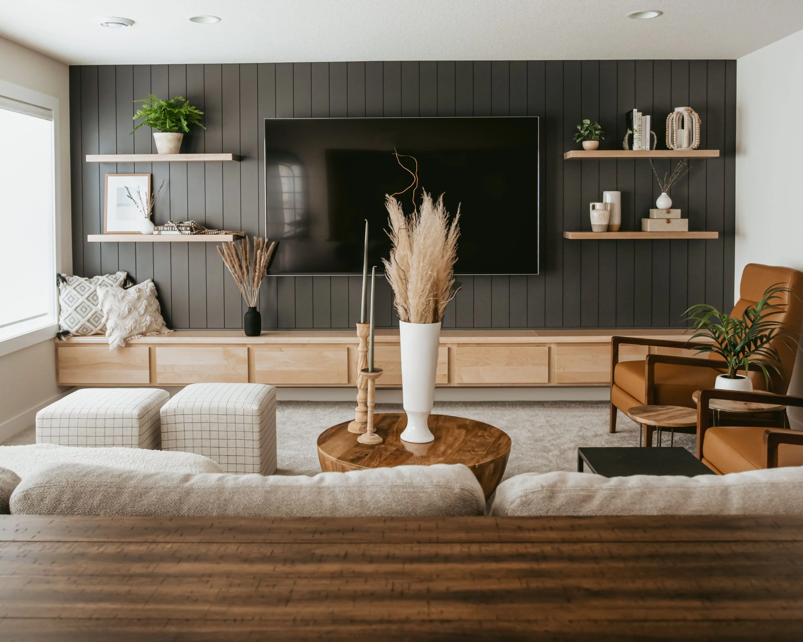 Vách ốp tường phòng khách bằng gỗ tăng thêm tính thẩm mỹ cho căn phòng