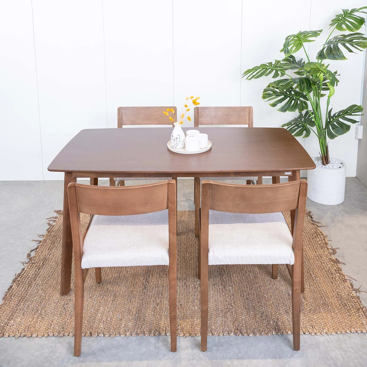 Chiêm ngưỡng mẫu bàn ăn gỗ cao su 4 ghế có thiết kế nhỏ gọn
