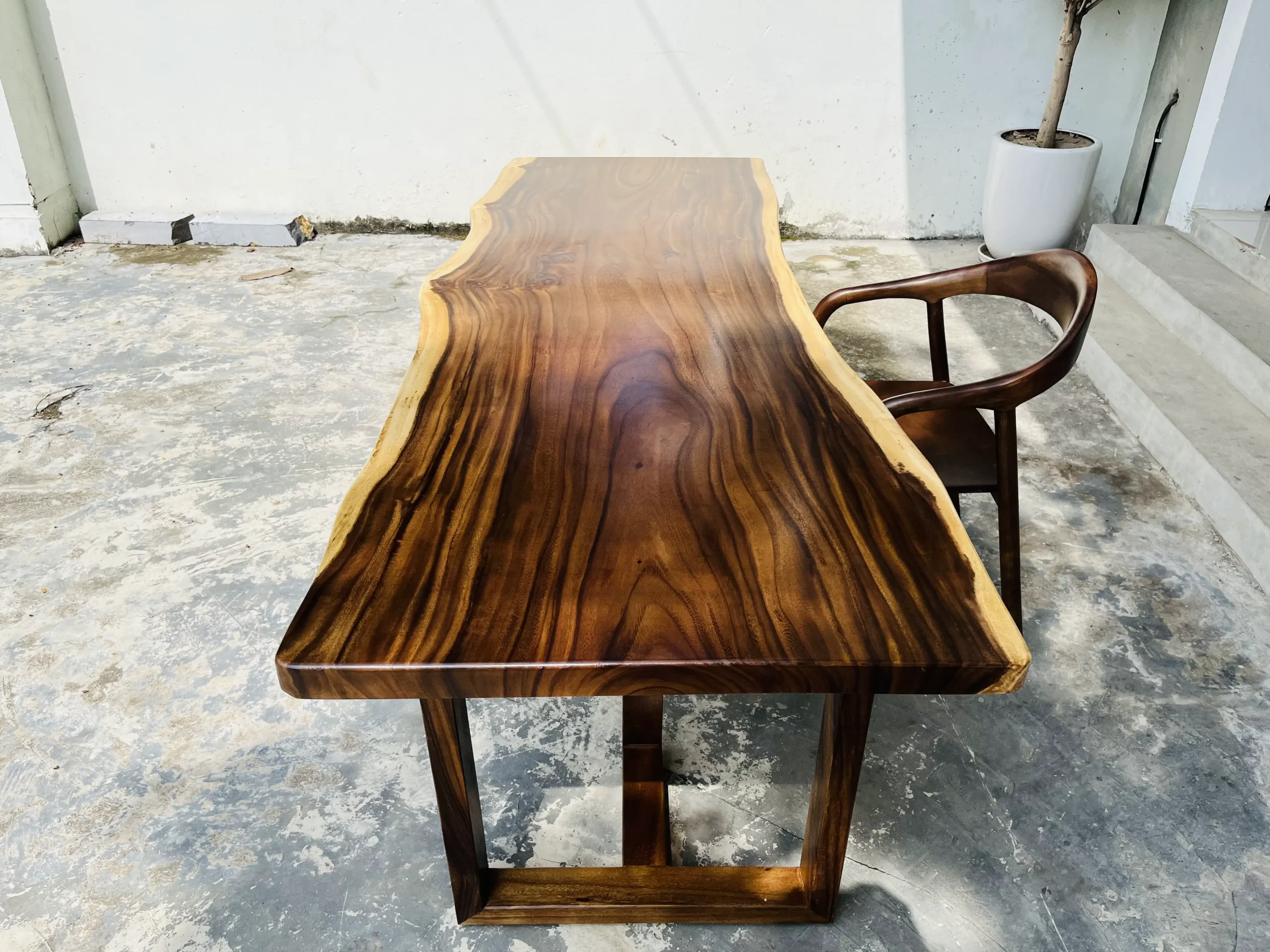 Tham khảo mẫu bàn gỗ me tây nguyên tâm cho villa