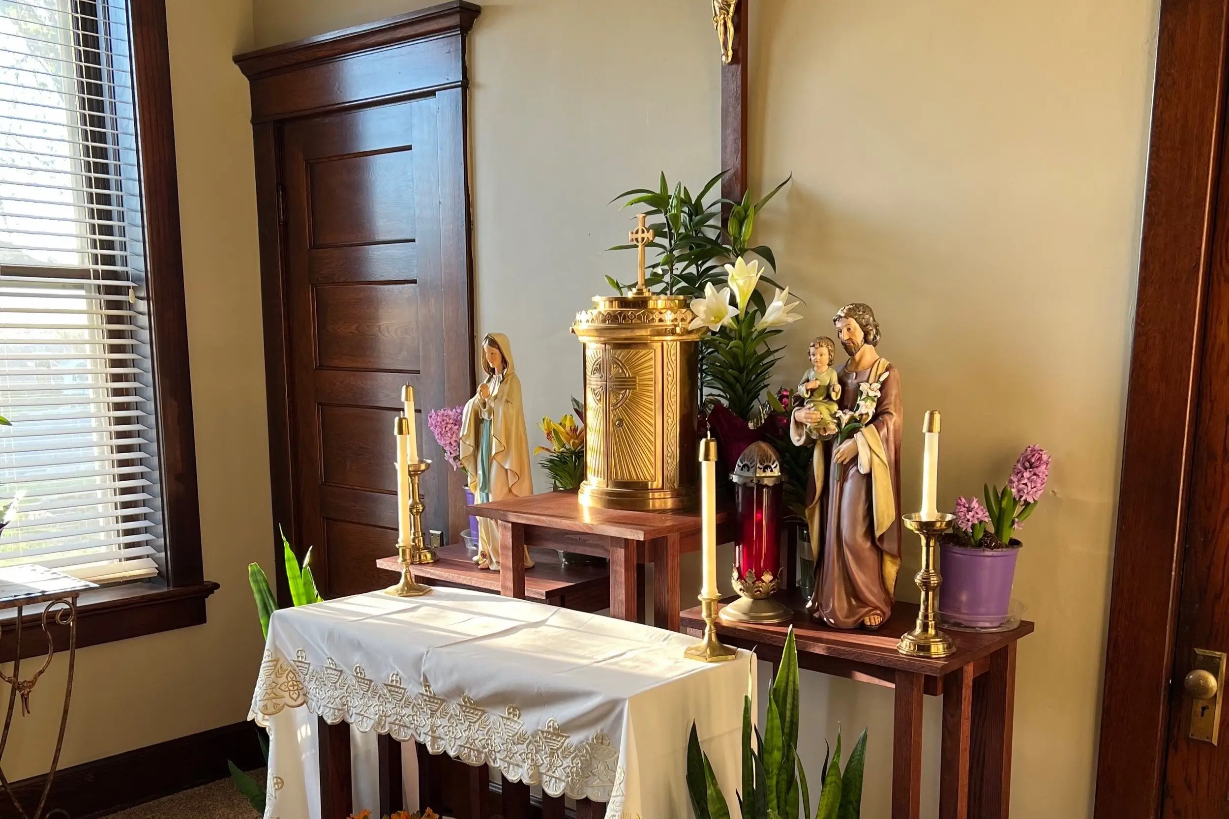 Nên bày trí các vật dụng cần thiết , đơn giản và phù hợp với bàn thờ Chúa phòng khách