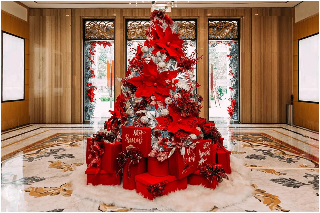 Chiêm ngưỡng ý tưởng trang trí Noel văn phòng tone đỏ cherry cực kỳ ấm áp