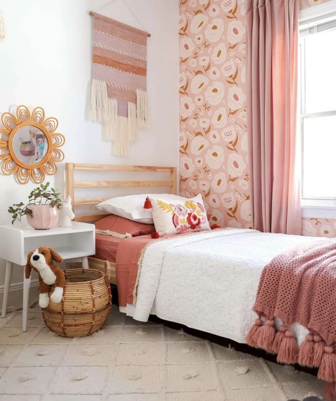 Trang trí phòng ngủ nhỏ cho nữ nên sử dụng màu sắc tươi sáng.