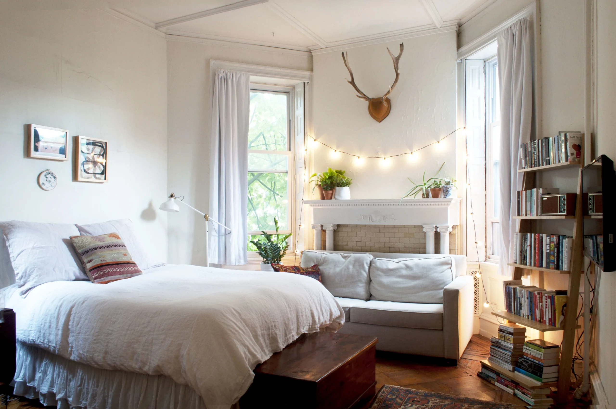 Nên lựa chọn nội thất thông minh đa di năng khi trang trí phòng ngủ nhỏ cho nữ 