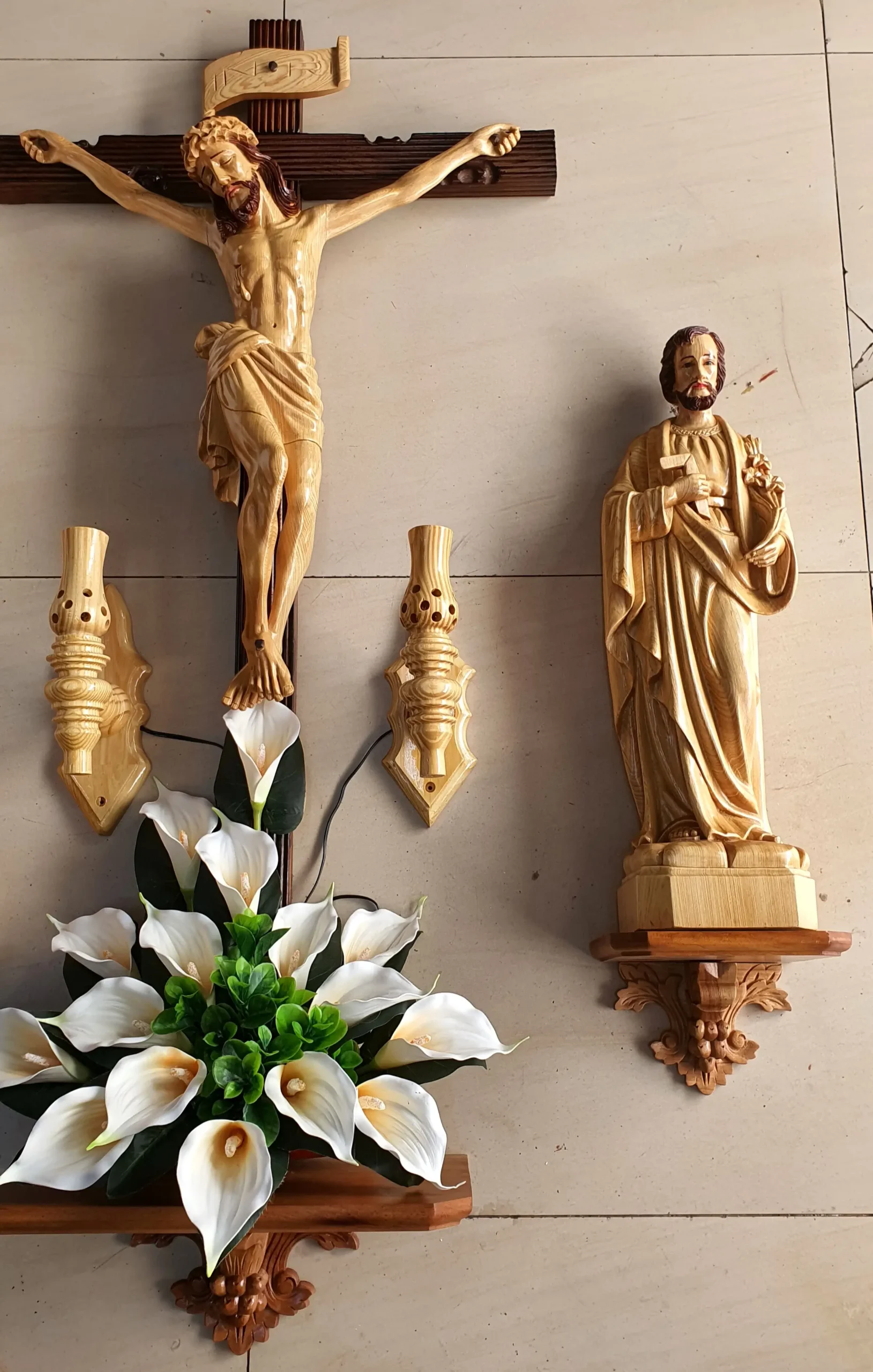 Mẫu Mẫu bàn thờ Chúa phòng khách treo tường tiết kiệm diện tíchbàn thờ Chúa phòng khách bệ rời có thể di chuyển linh hoạt theo mong muốn của gia chủ