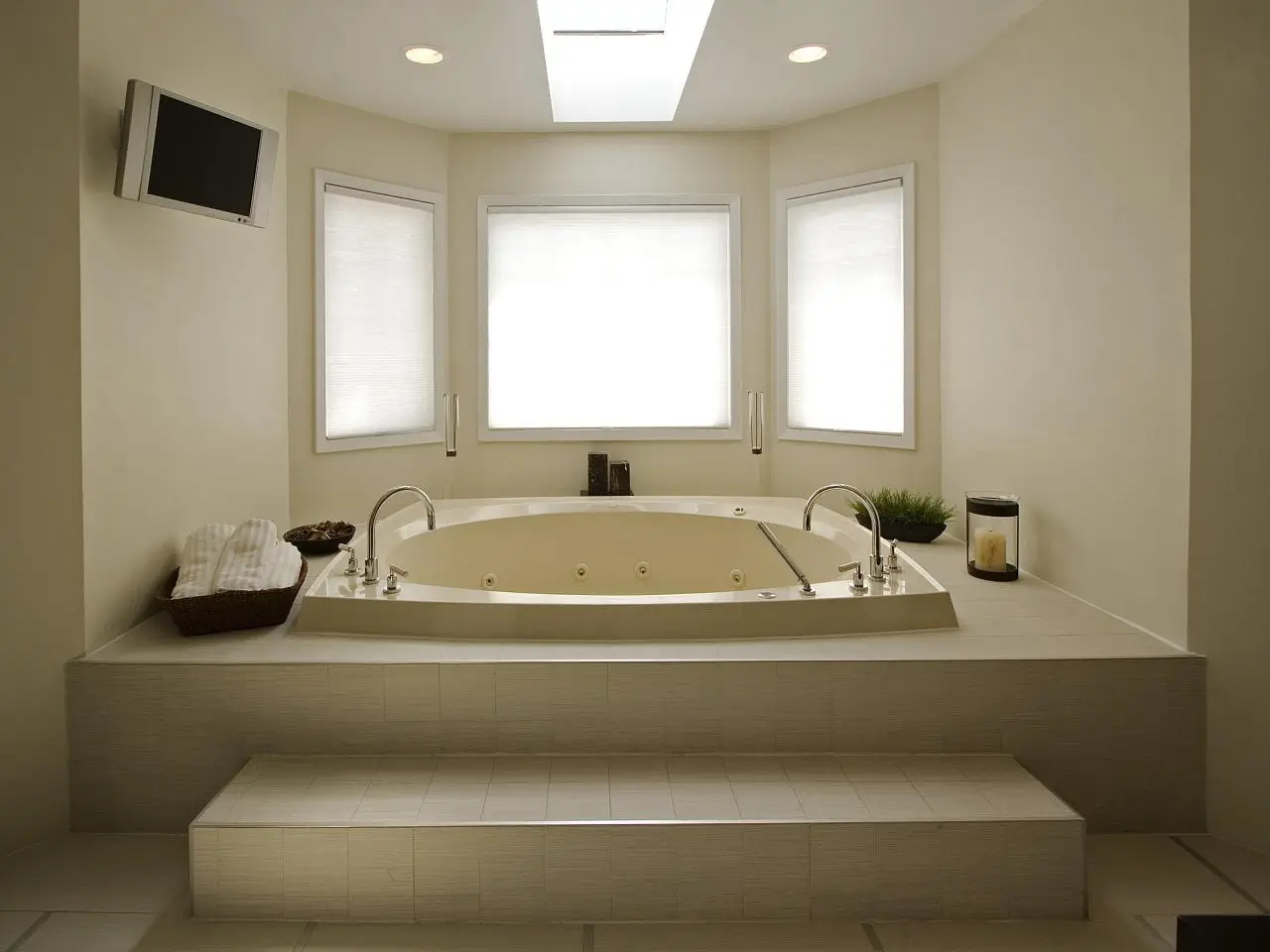 Kích thước bồn tắm nằm size lớn tiêu chuẩn phù hợp với diện tích phòng lớn