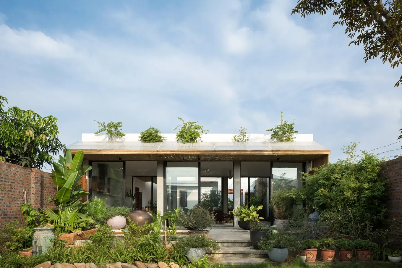 Thiết kế cân đối của nhà vườn cấp 4 mang đến sự cân đối và tính thẩm mỹ cho căn nhà