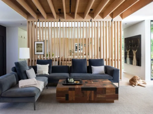 Vách ngăn bằng gỗ tự nhiên cho phòng khách