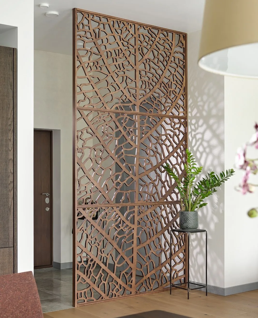 Thiết kế vách ngăn nhỏ bằng gỗ kiểu truyền thống cho phòng khách