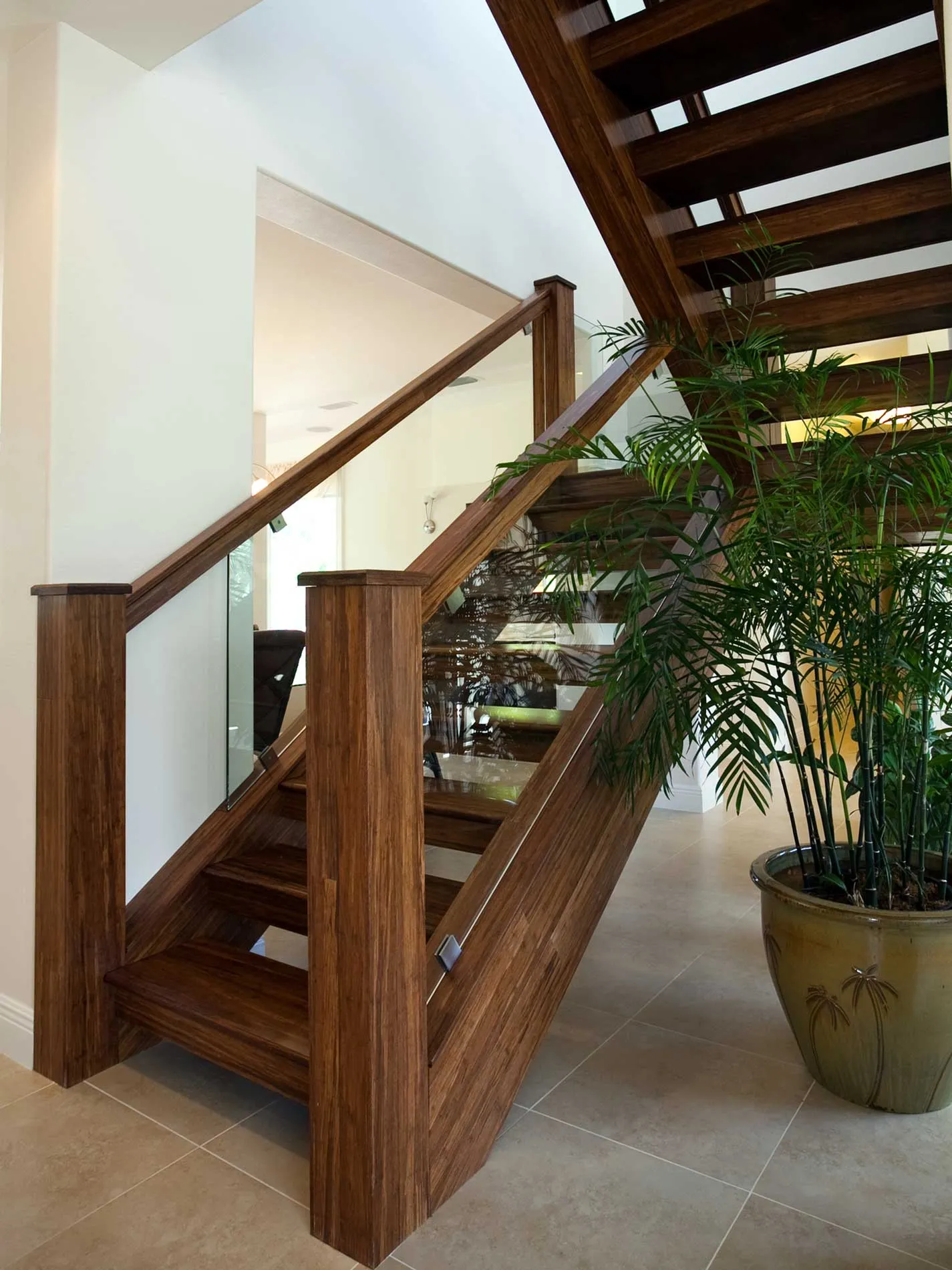 Mẫu cầu thang gỗ vuông với thiết kế mở