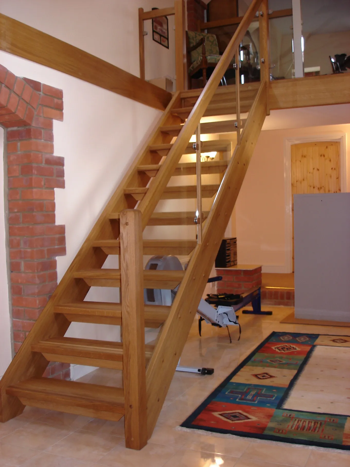 Cầu thang gỗ vuông cần đảm bảo độ vững chãi và an toàn