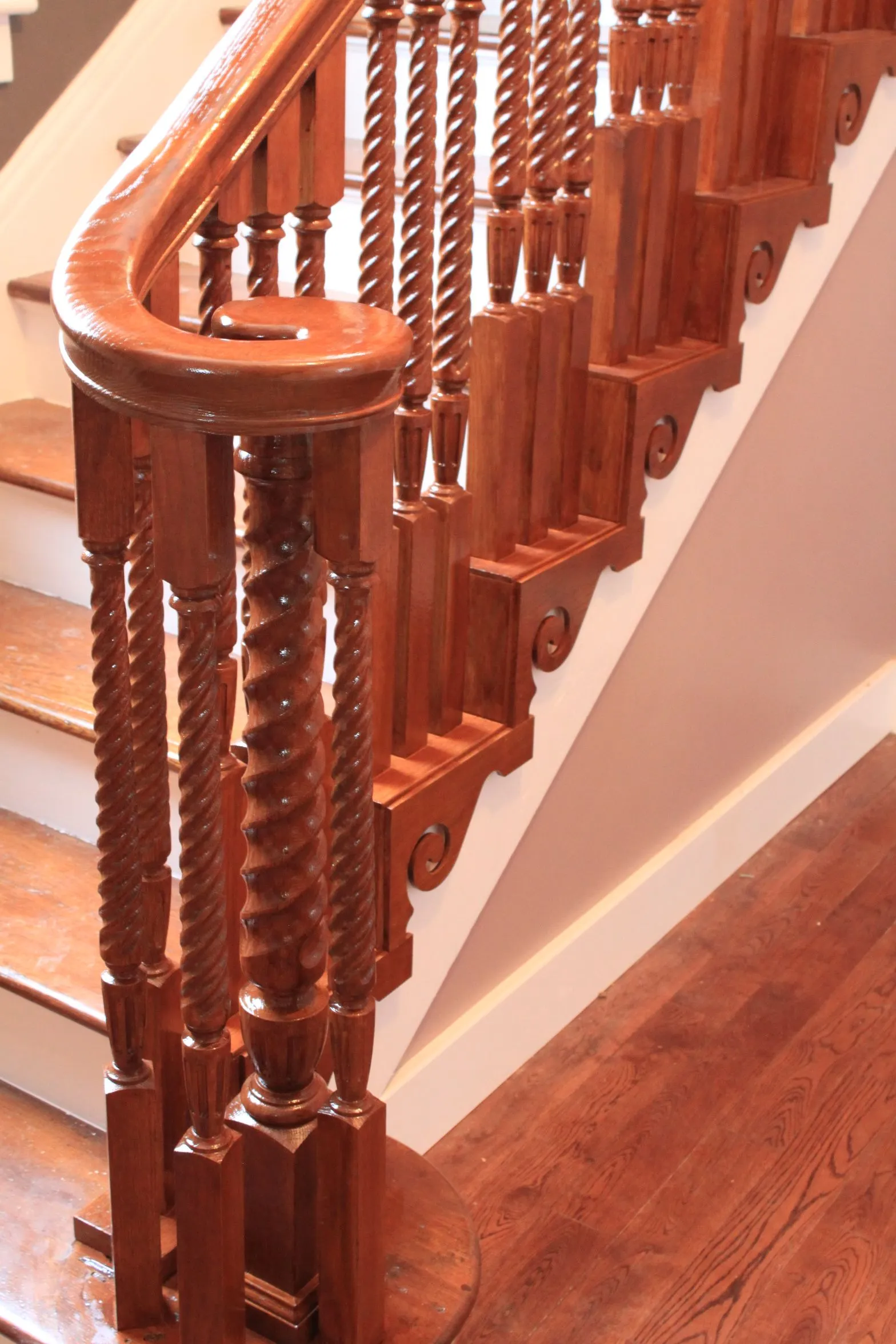 Con tiện cầu thang gỗ rất đa dạng thiết kế