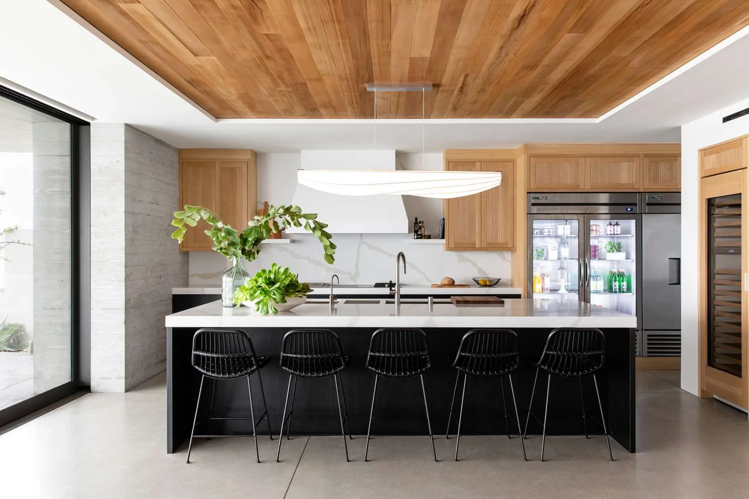 Không gian bếp hiện đại đơn giản với tone màu sáng