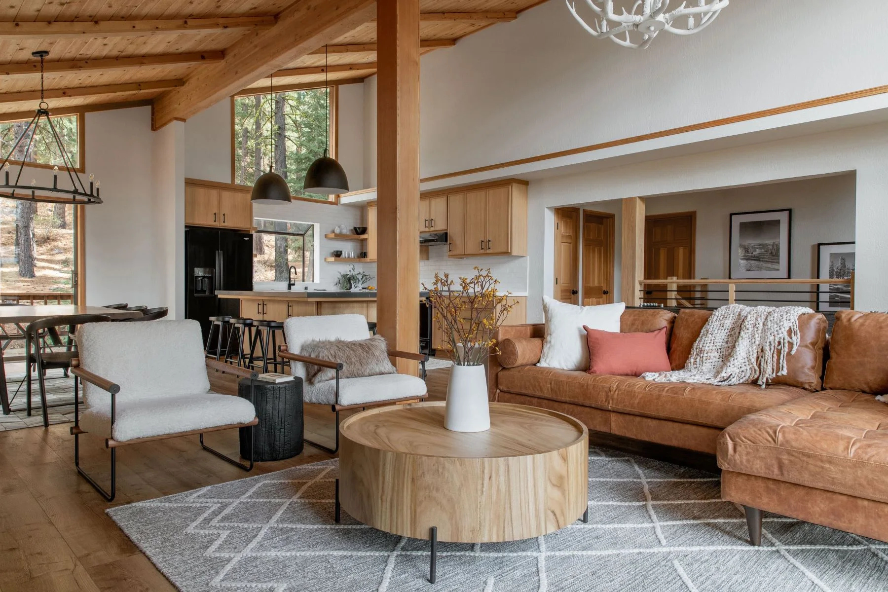 Trang trí phòng khách hiện đại với chất liệu gỗ tự nhiên