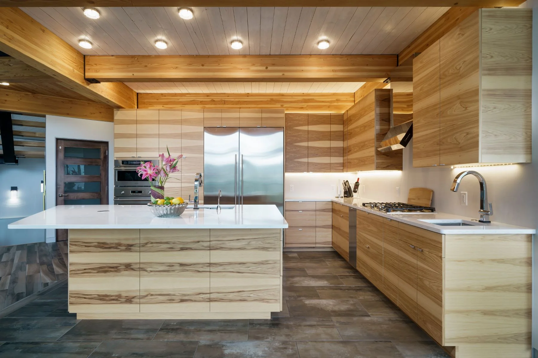 Phòng bếp sang trọng bằng gỗ tự nhiên