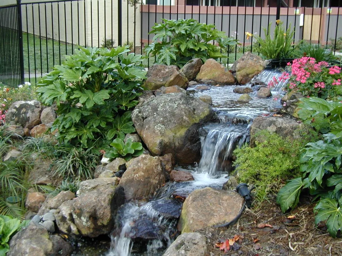 Tiểu cảnh sân vườn mini kết hợp thác nước