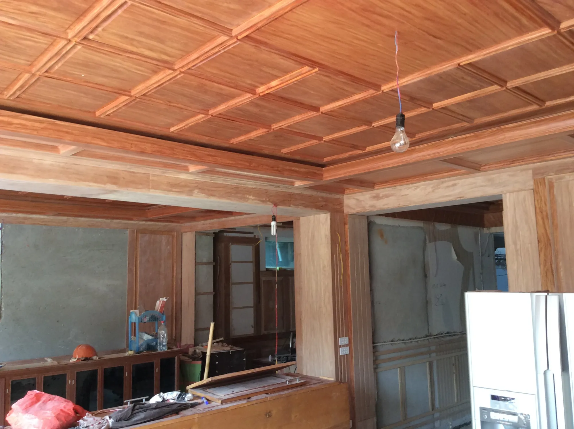 Thiết kế la phông cho trần nhà bằng gỗ tự nhiên đơn giản