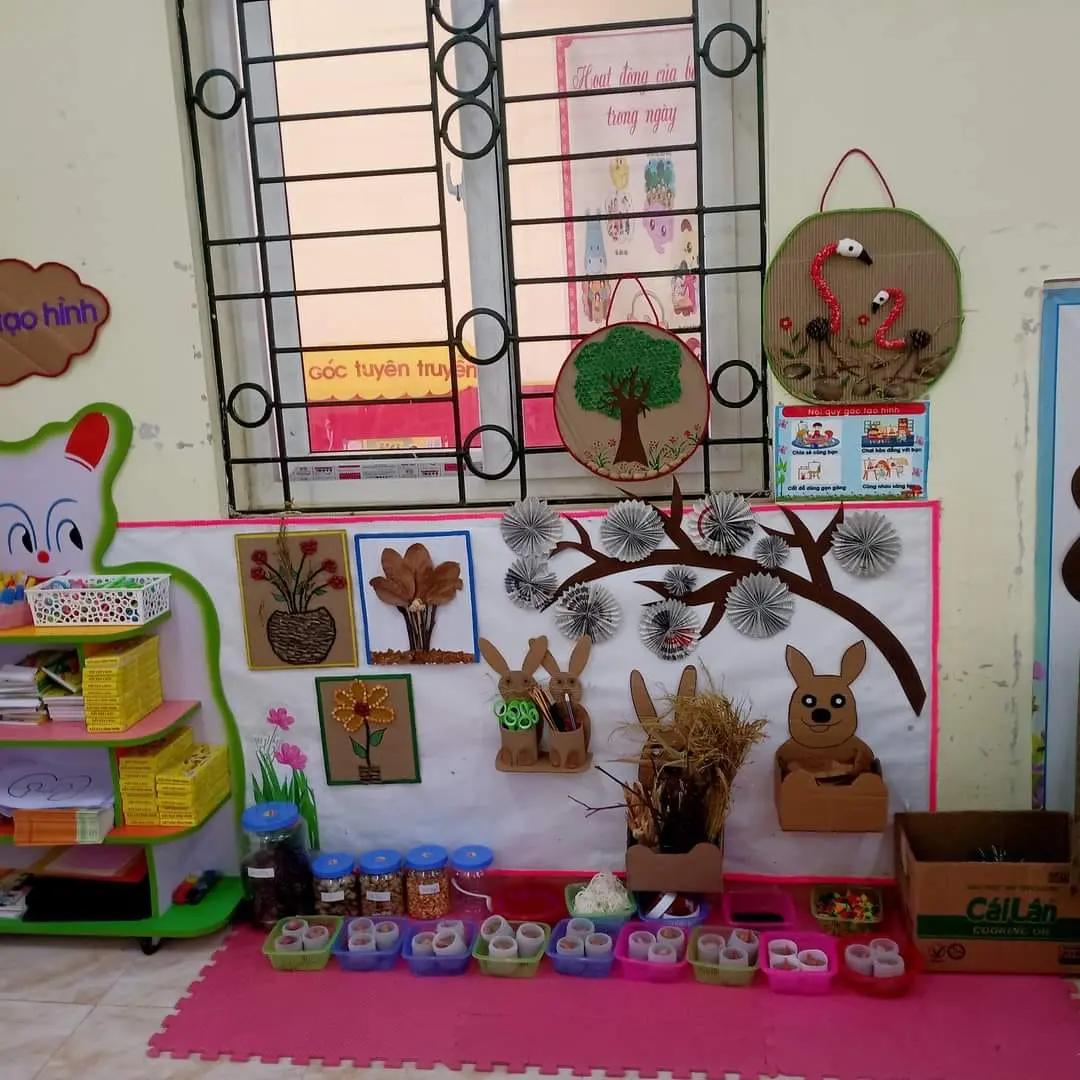 Trang trí góc thư viện bằng đồ tái chế giúp bé nâng cao ý thức bảo vệ môi trường