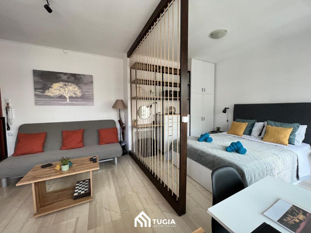 Nội thất của căn studio được làm từ các chất liệu từ tự nhiên thân thiện và an toàn