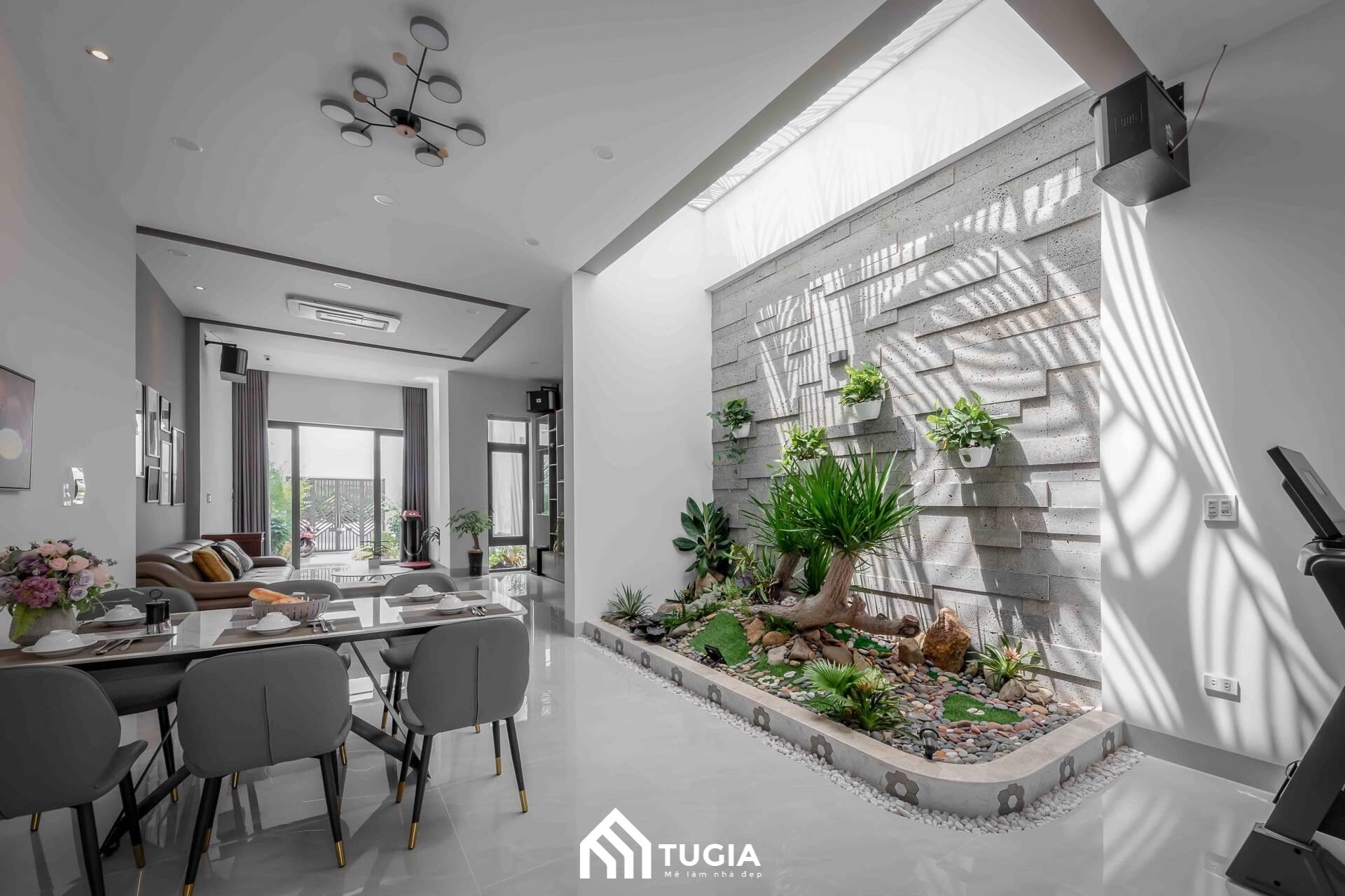 Tận dụng ánh sáng thiên nhiên với cửa kính và giếng trời