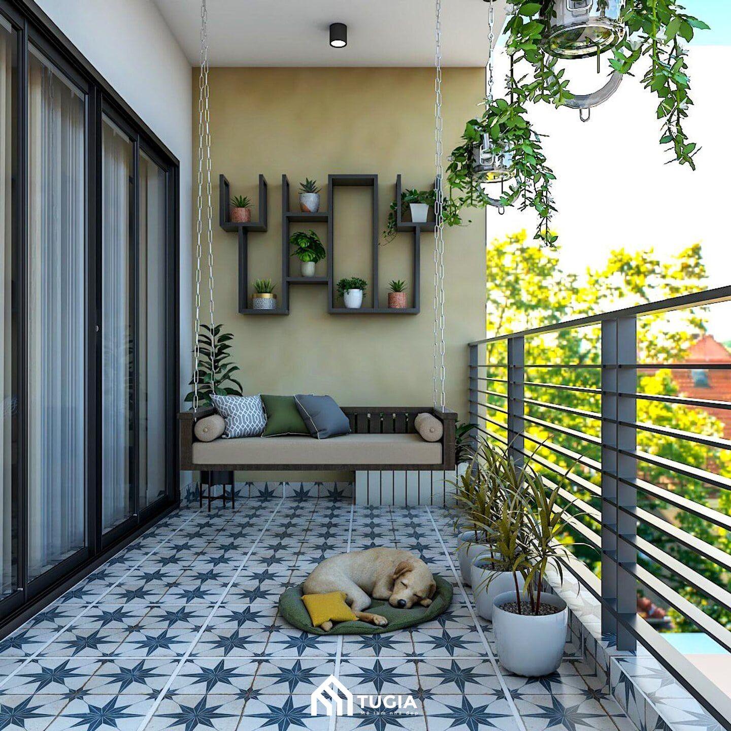 Thiết kế ban công với chiếc xích đu hiện đại để nằm thư giãn được đặt ở sát tường nên không gây vường víu