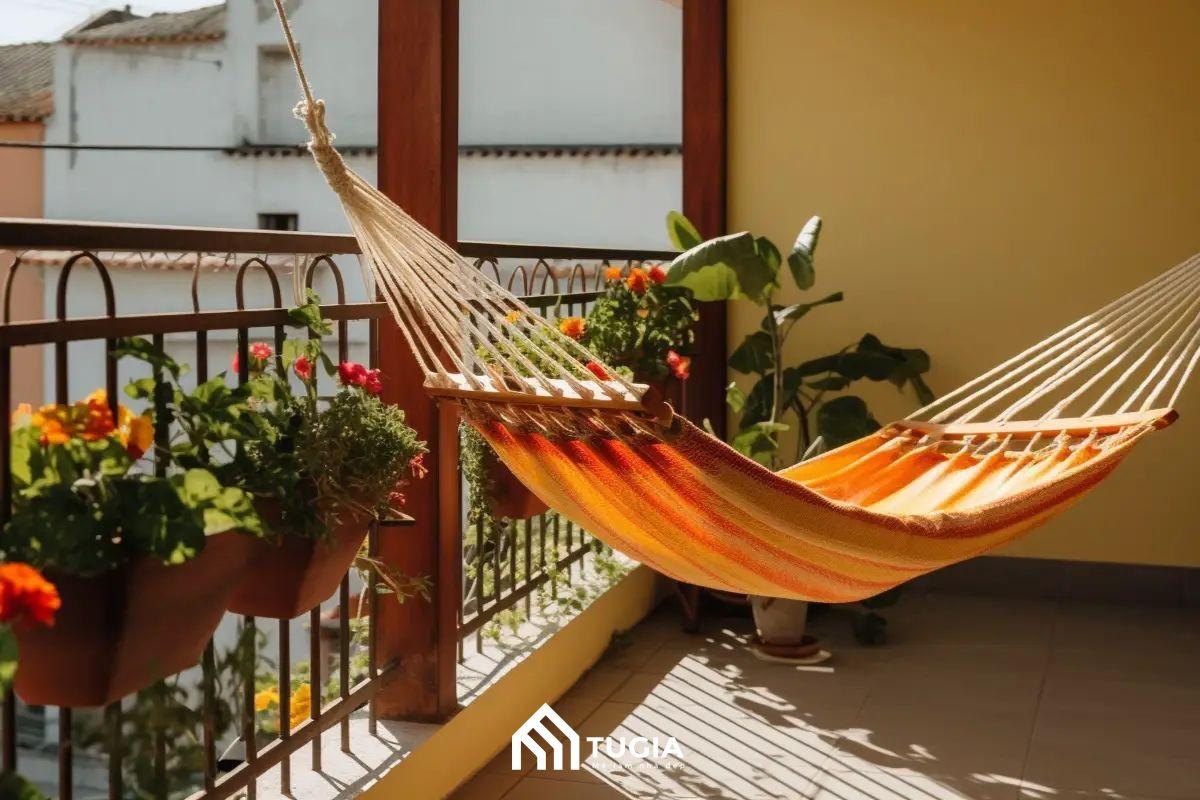 Thiết kế ban công chung cư đẹp với cây xanh và võng để tận hưởng không khí yên bình