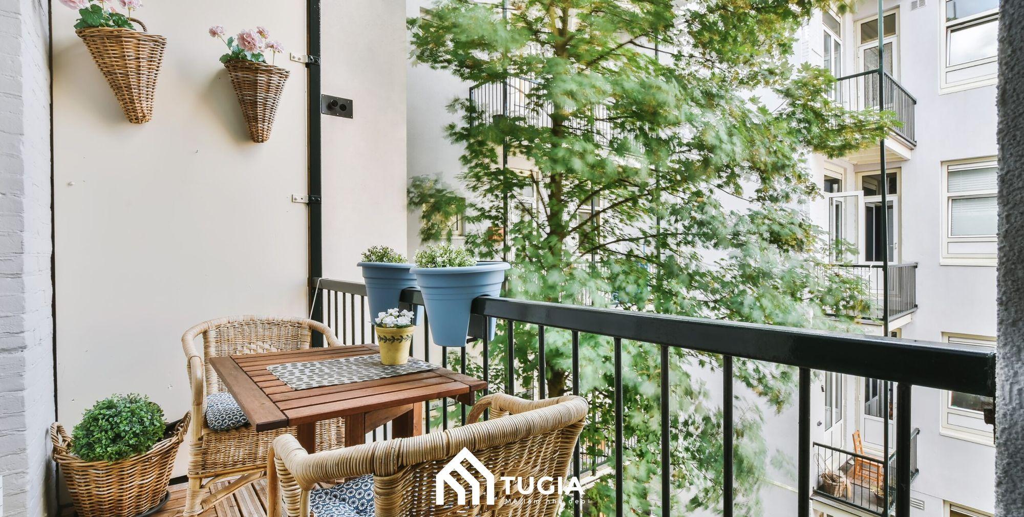 Trang trí ban công với những chậu cây tự tay làm