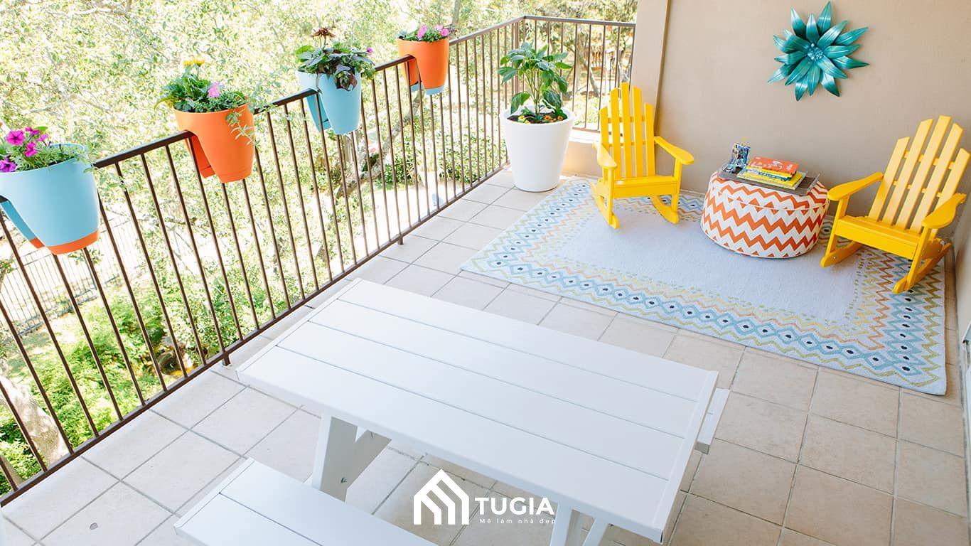 Thiết kế ban công chung cư đẹp an toàn và thú vị cho trẻ nhỏ với việc sử dụng nhiều đồ decor đáng yêu