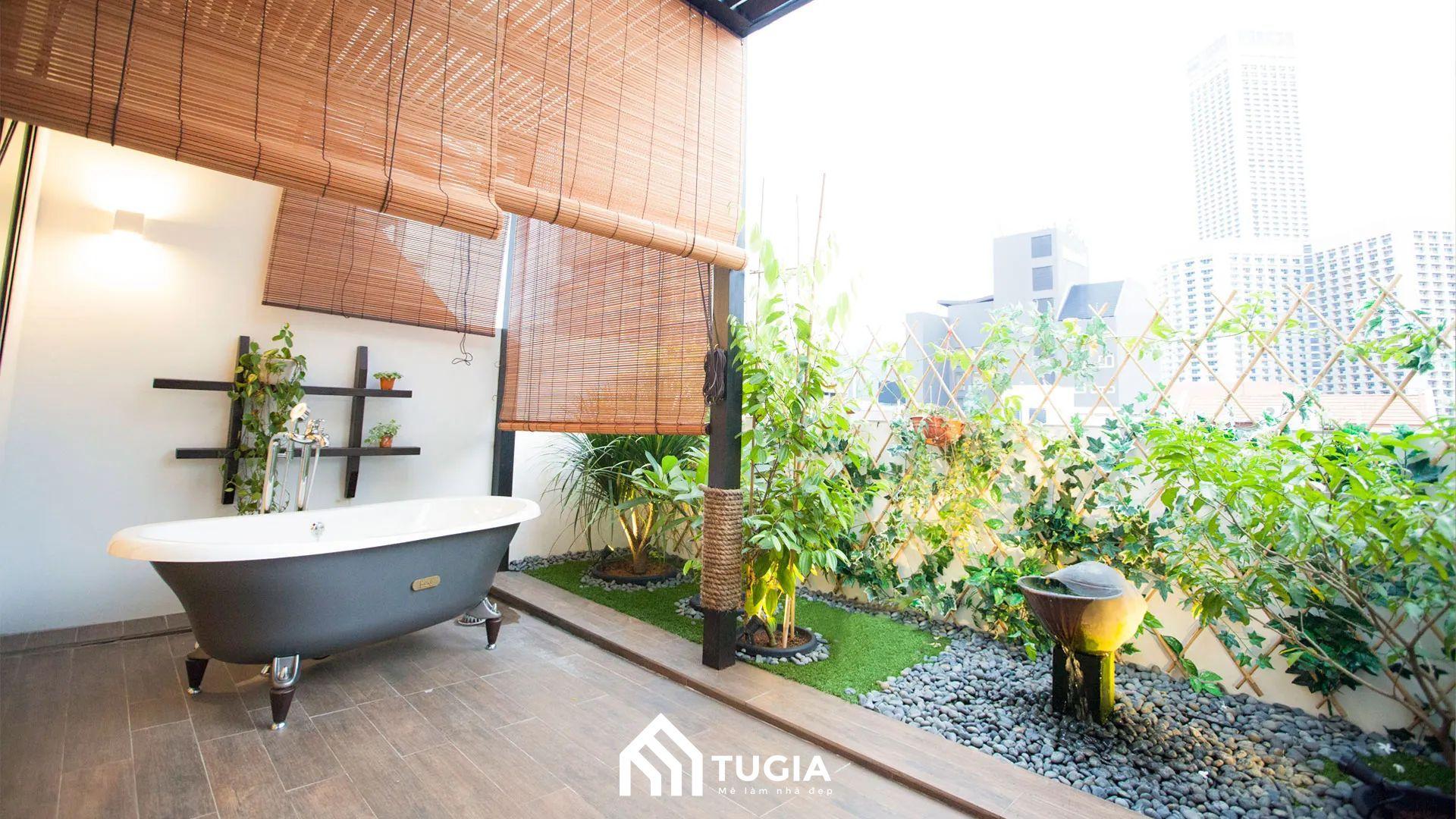 Thiết kế ban công chung cư đẹp bằng bồn tắm hòa mình với thiên nhiên