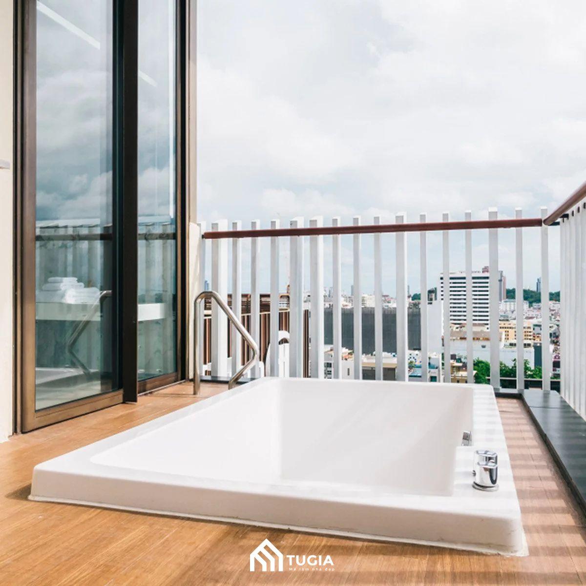 Nội thất Tứ Gia Thiết kế ban công chung cư với bồn tắm sục âm sàn thoải mái cho 1 đến 2 người sử dụng