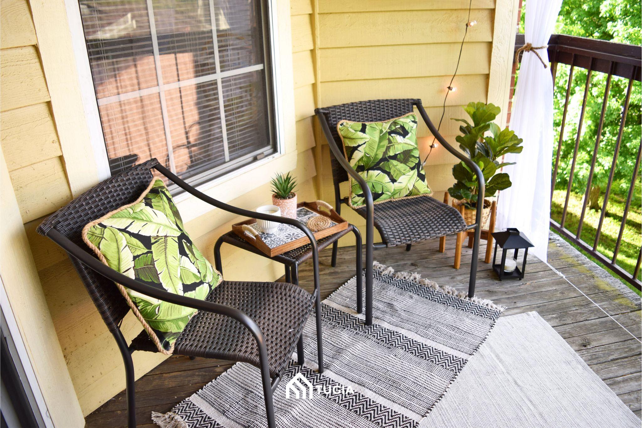 Bố trí đồ nội thất phù hợp với nhu cầu sử dụng như ngồi uống trà, đọc sách, ngắm hoàng hôn