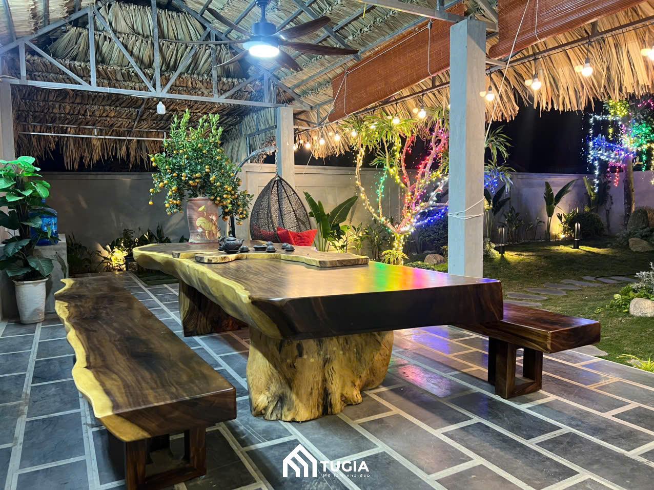 Bộ bàn trà, cafe thích hợp cho thiết kế sân vươn tự với thiết kế độ đáo kết hợp với sắc độ nấu nguyên bản từ gỗ tự nhiên