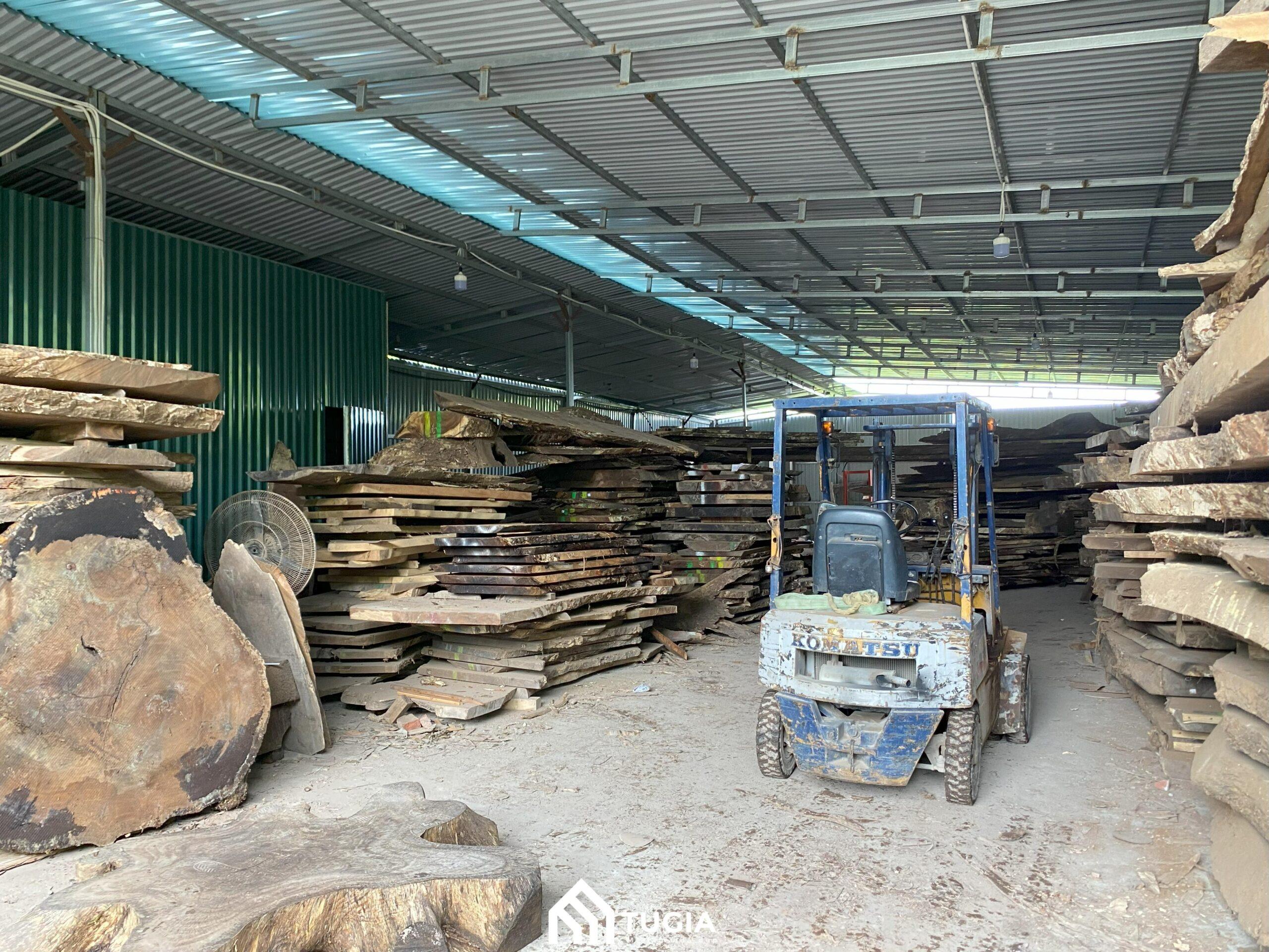 Nội thất Tứ Gia sở hữu xưởng sản xuất bàn gỗ me tây nguyên tấm