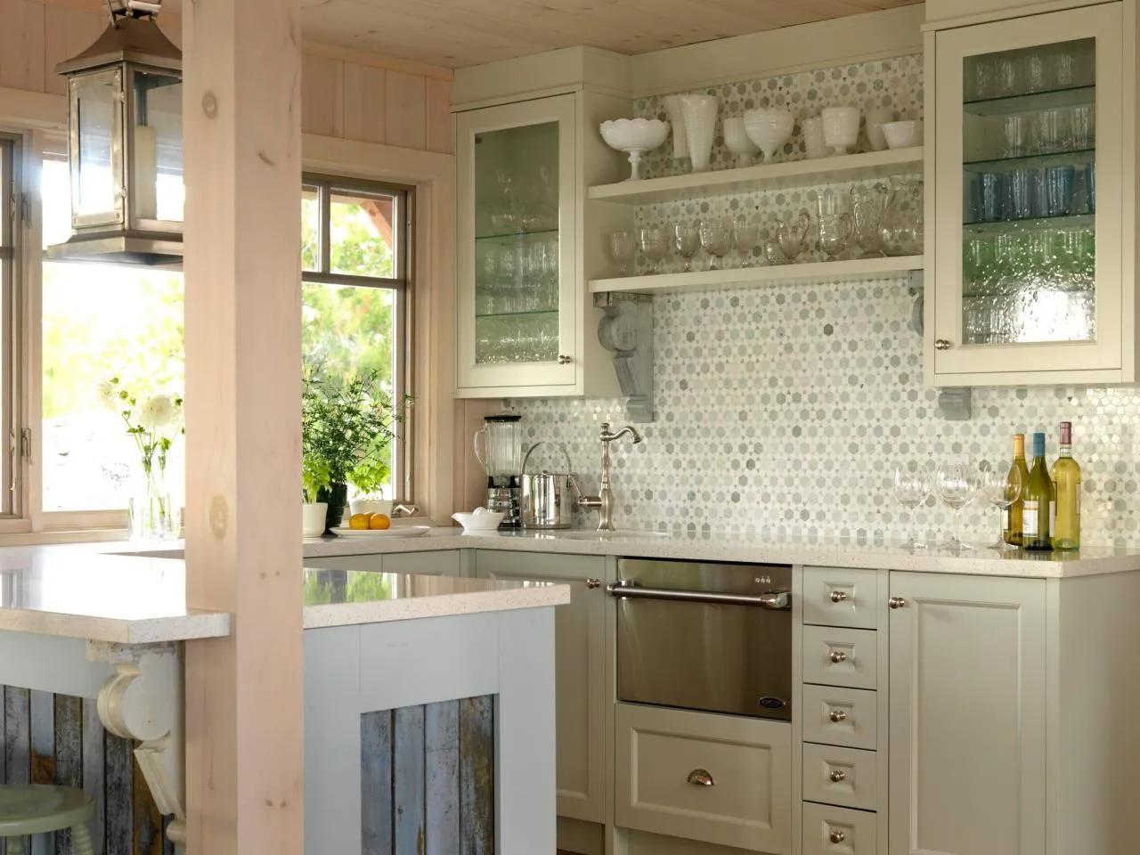 Bộ tủ bếp treo tường bằng kính trong suốt có ưu điểm là làm tăng chiều sâu thị giác