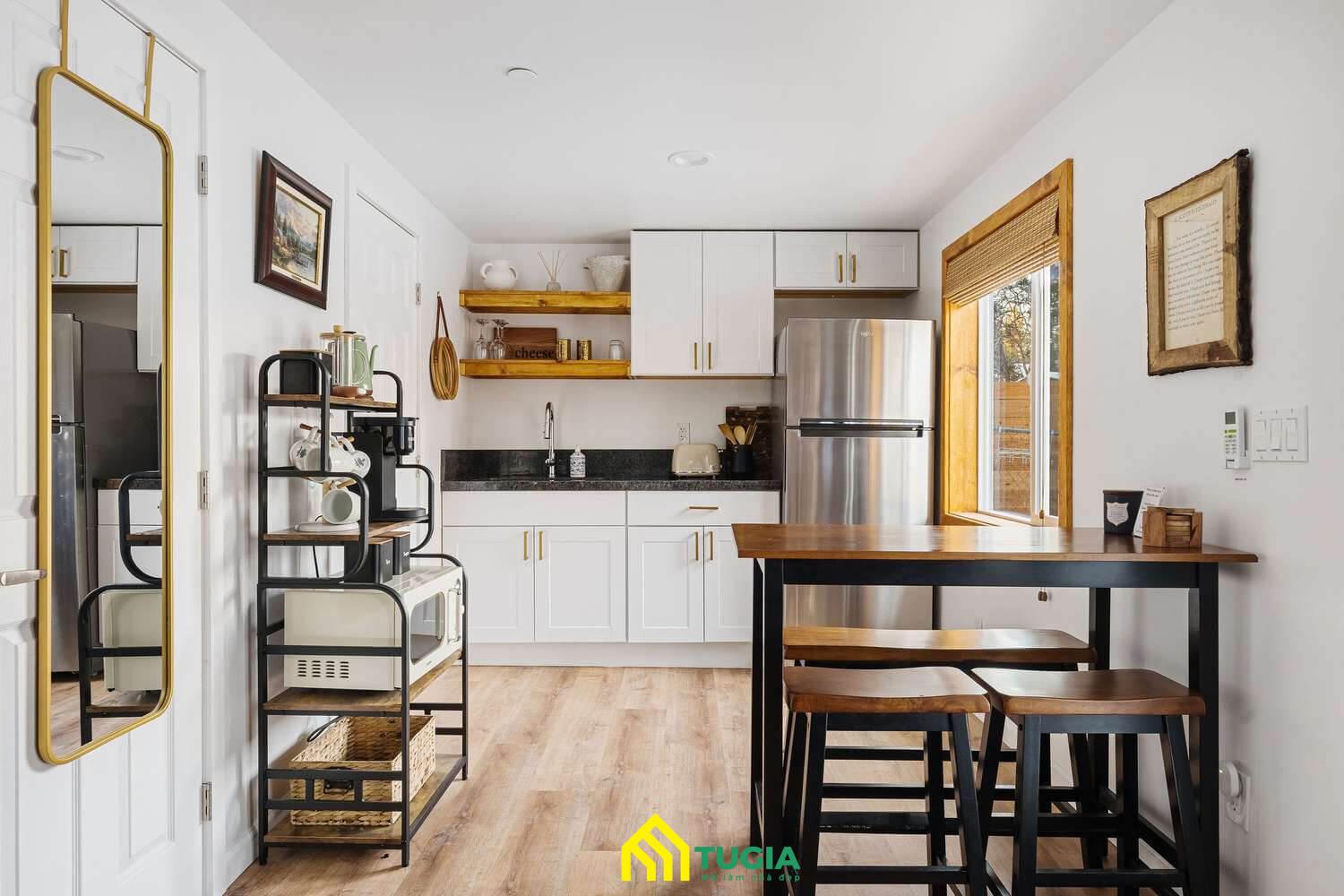 Decor nhà bếp với kệ trang trí được rất nhiều gia chủ áp dụng