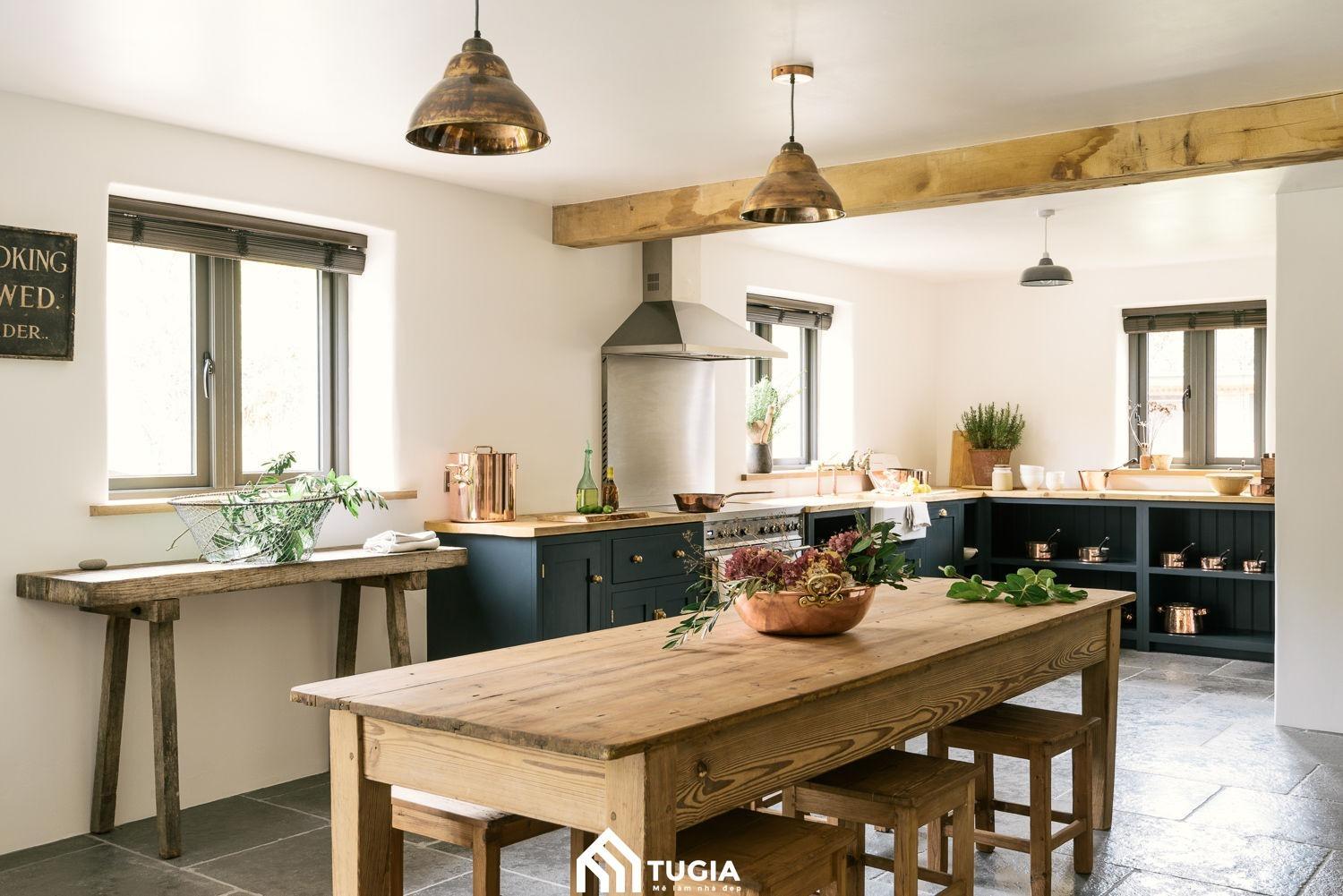 Mẫu decor bếp được Nội thất Tứ Gia thiết kế theo phong cách thôn quê giản dị, mộc mạc