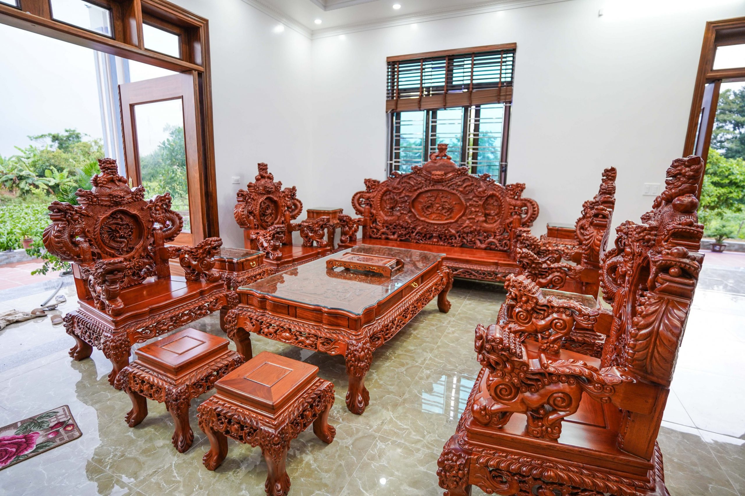 Bộ bàn ghế gỗ Đinh Hương với các chi tiết điêu khắc tỉ mỉ