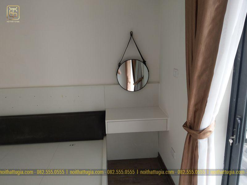 Chiếc gương tròn và bàn trang điểm gắn tường tiện lợi, gọn gàng và dễ dàng lau dọn