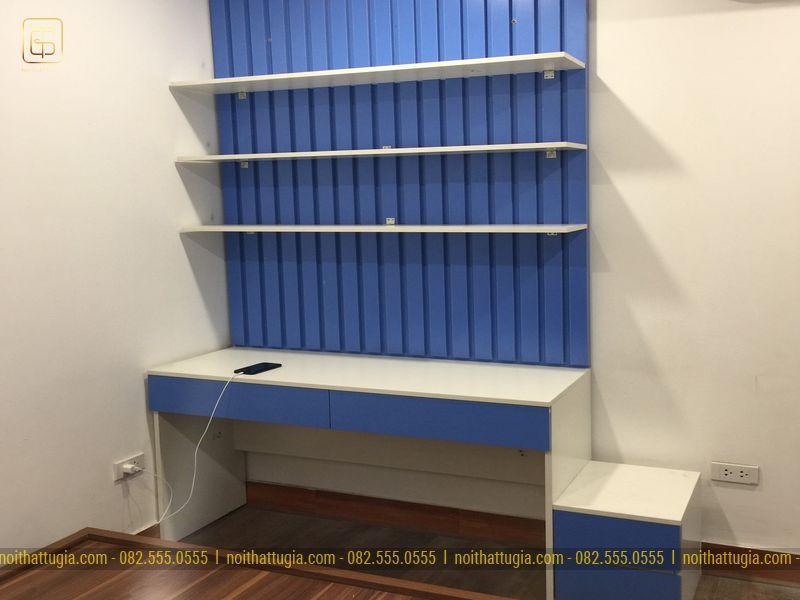 Bàn học kết hợp kệ sách bằng gỗ công nghiệp tiện lợi cho bé