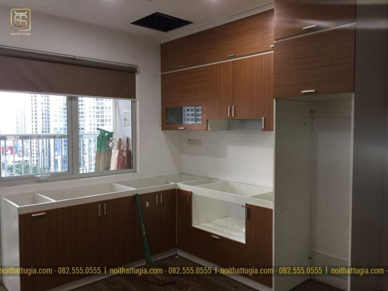 Sử dụng chất liệu đá Granite đen kim sa sang trọng để làm mặt bếp