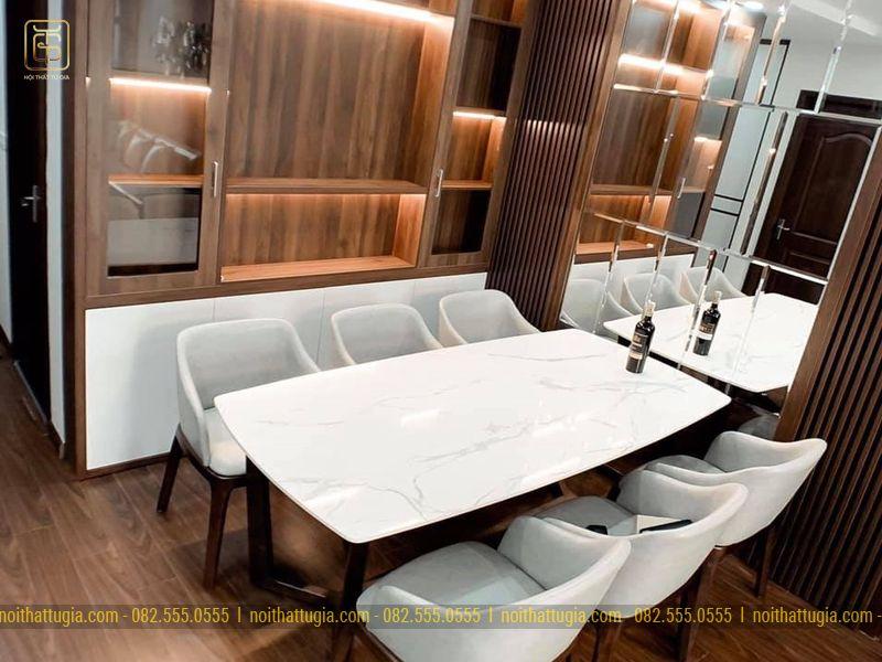Bàn ăn sử dụng chân gỗ chắc chắn kết hợp mặt đá Granite vân mây sang trọng, đi cùng ghế ăn khung gỗ bọc đệm nỉ mềm mại