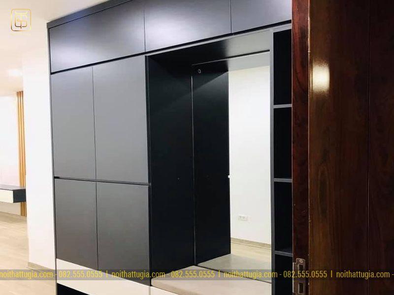 Phòng ngủ chính với hệ thống tủ quần áo kịch trần với tông màu tối giản