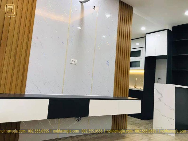 Kệ tivi treo tường gỗ công nghiệp kết hợp cùng vách tivi ốp PVC, tạo điểm nhấn sang trọng và tối ưu diện tích cho phòng khách