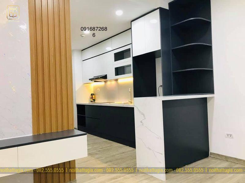 Không căn bếp khép kín nhưng vẫn đảm bảo sự tiện nghi và sang trọng với chất liệu gỗ MDF chống ẩm