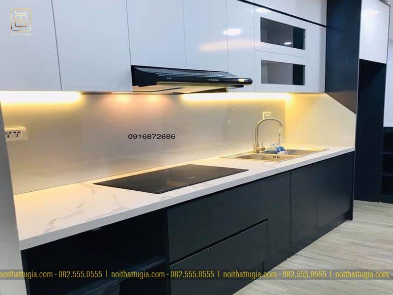 Hệ tủ bếp bằng gỗ công nghiệp sau khi lắp đặt hoàn thiện