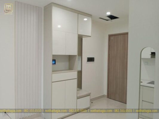 Tủ giầy được thiết kế kịch trần với các ngăn rộng rãi