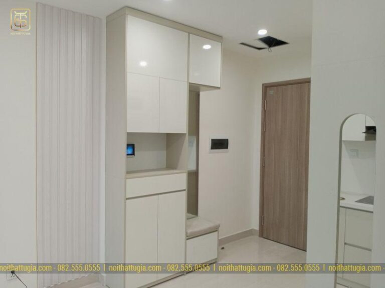 Tủ giầy được thiết kế kịch trần với các ngăn rộng rãi