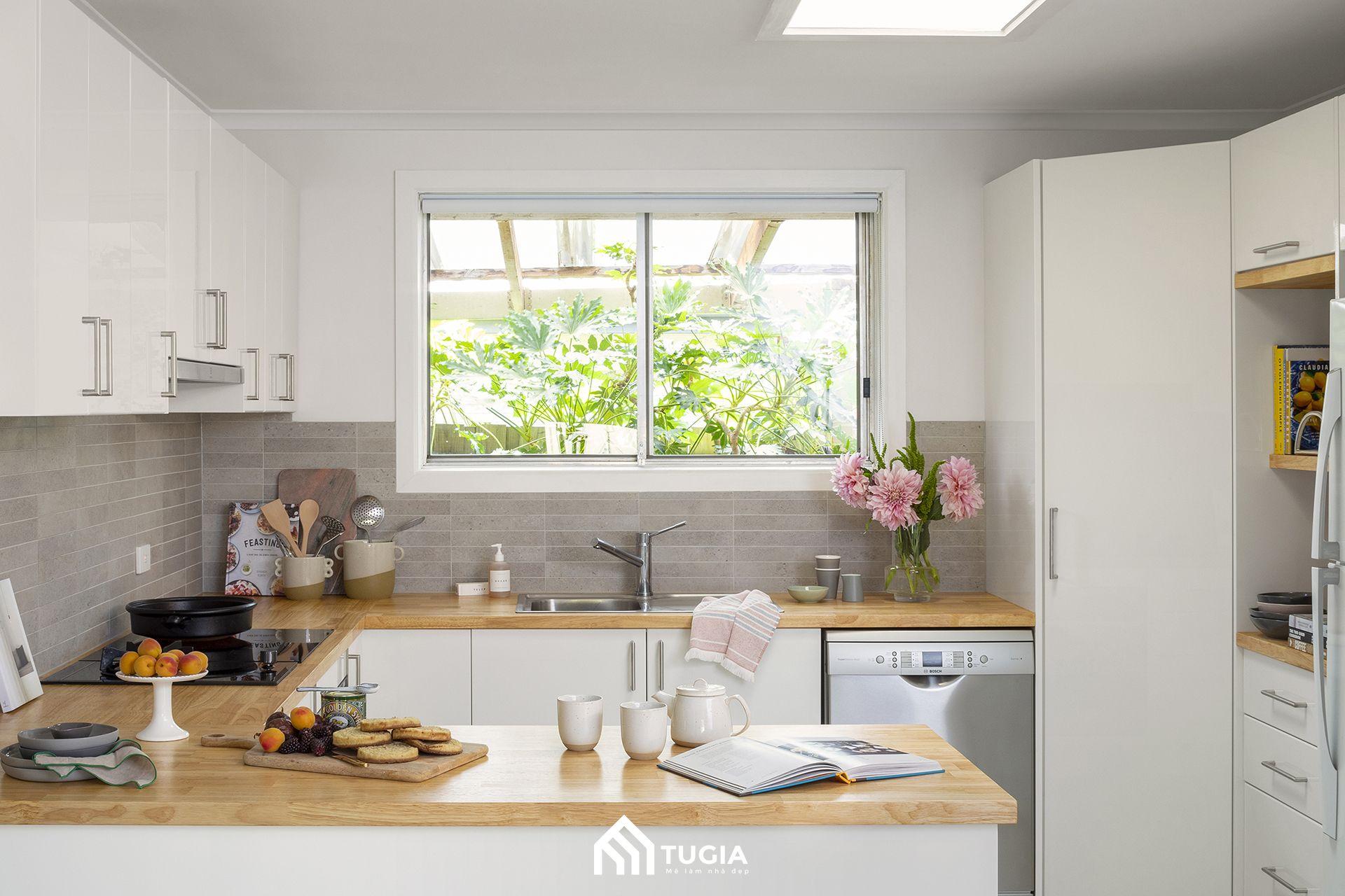 Mẫu thiết kế nhà bếp nhỏ đơn giản xinh xắn với thiết kế tủ bếp chữ U