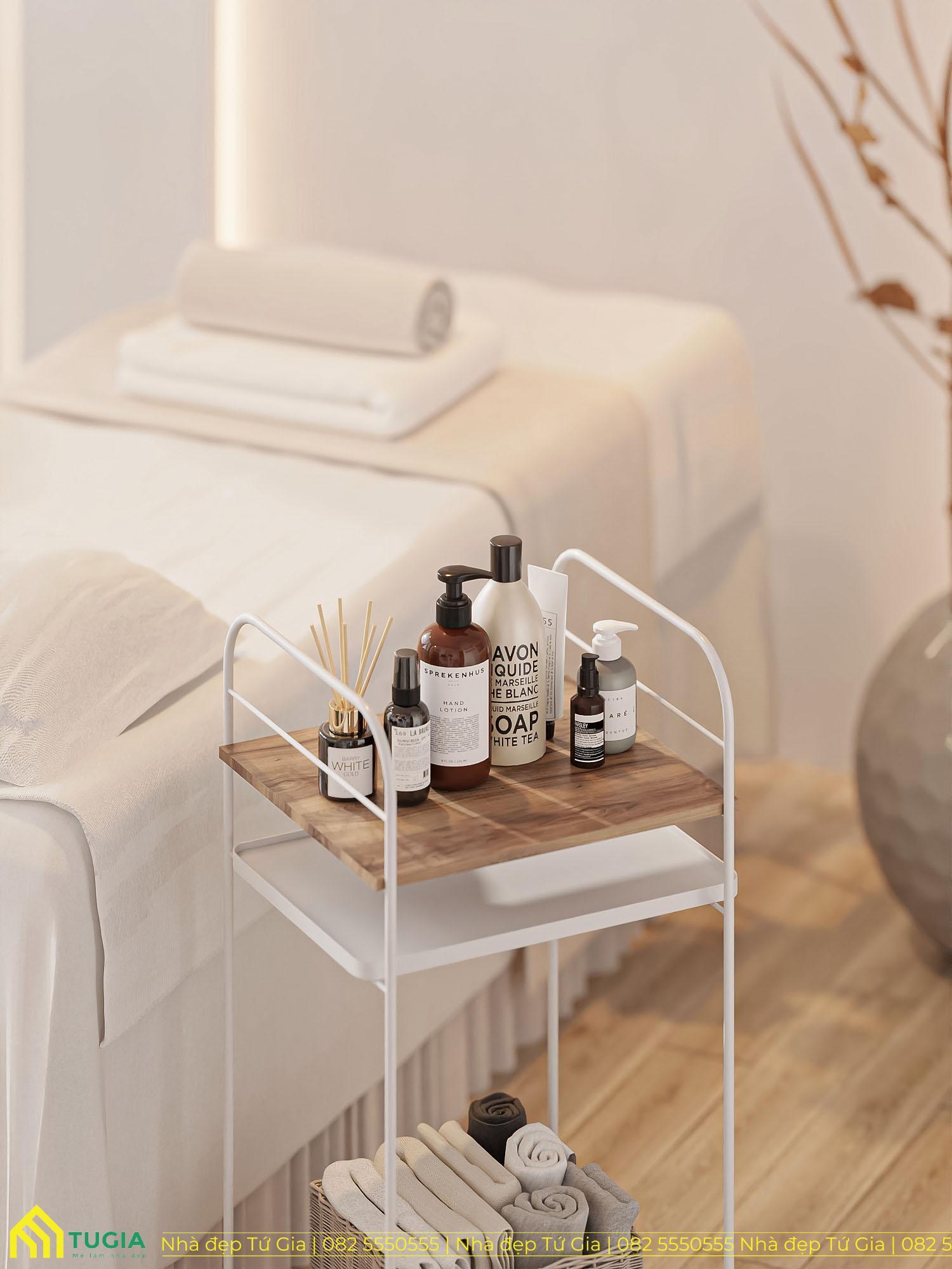 Giường spa màu trắng, được bố trí gọn gàng với khăn cuộn, tạo cảm giác sạch sẽ, thư thái