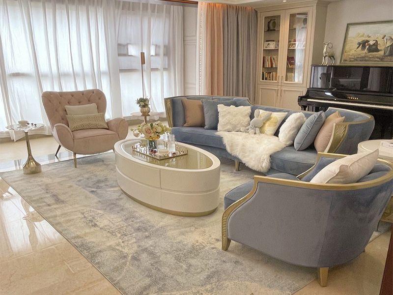 Phòng khách biệt thự tân cổ điển phối sofa xanh lam và ghế sofa đơn màu be